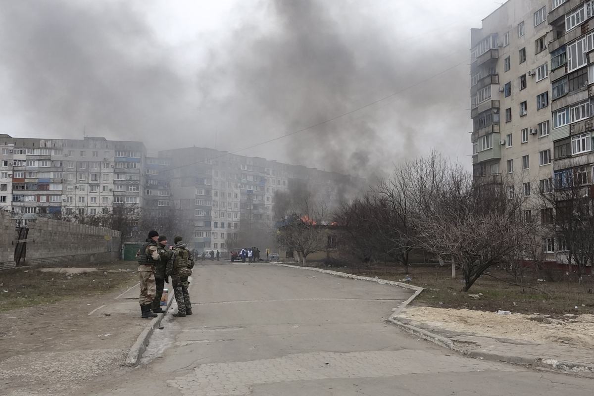 Λουτρό αίματος στη Μαριούπολη μετά από επίθεση με ρουκέτες