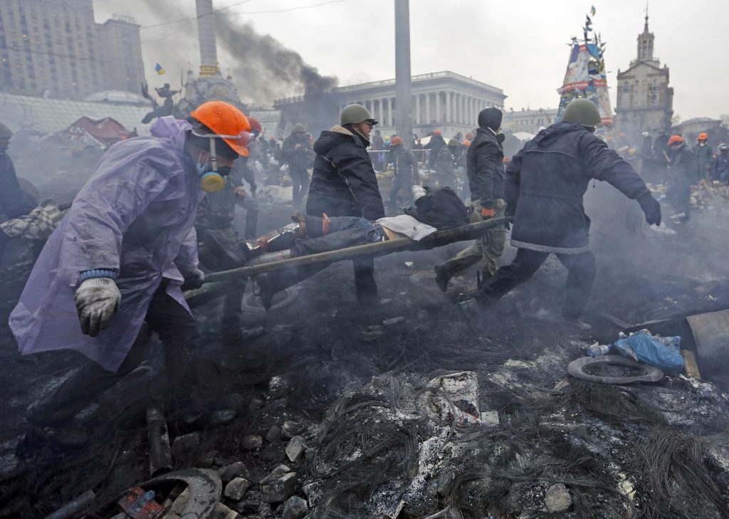 Πεθαίνοντας στην Ουκρανία! Πτώματα παντού στην πλατεία Ανεξαρτησίας, ελεύθεροι σκοπευτές σκορπούν θάνατο – “Κατεβάζει” φυλακισμένους ο Γιανούκοβιτς