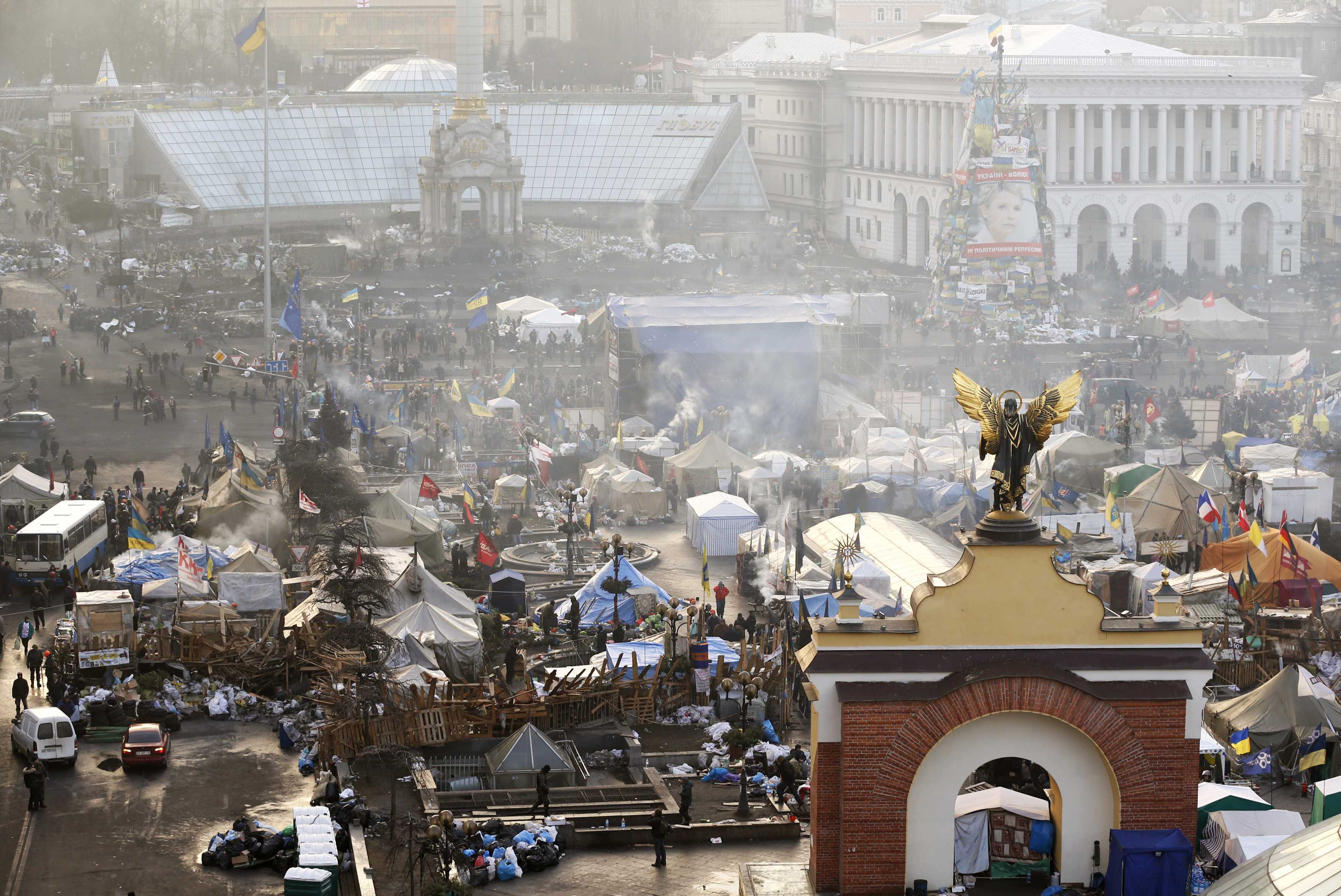 Πυροβολισμοί κι ένταση στο Κίεβο – Χιλιάδες κόσμου στην πλατεία Ανεξαρτησίας – Διαψεύδουν Γιανουκόβιτς για τη συμφωνία: Δεν τελειώσαμε! ΔΕΙΤΕ LIVE