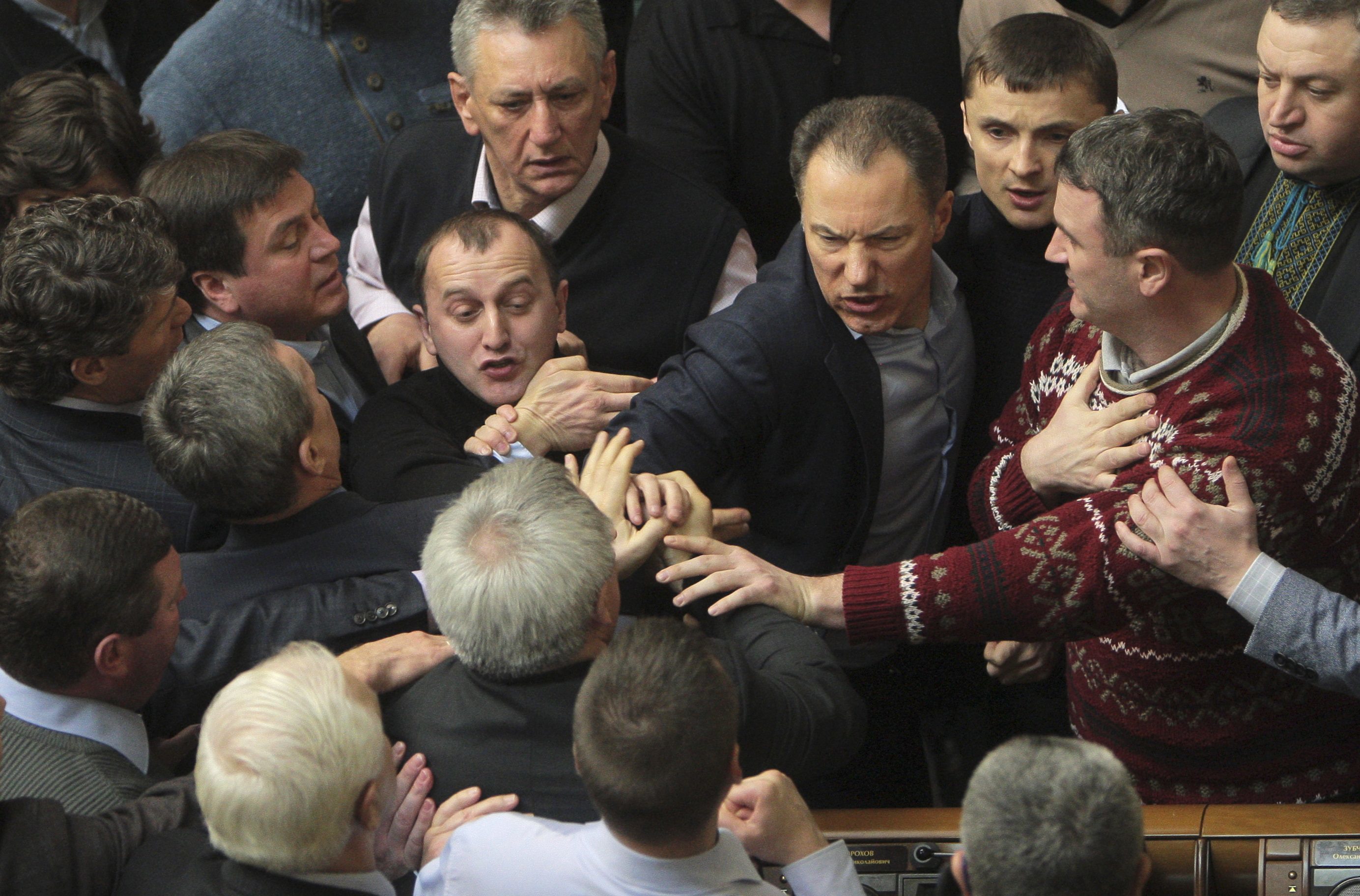 Ουκρανία: Ξύλο και των… γονέων στη Βουλή (VIDEO)