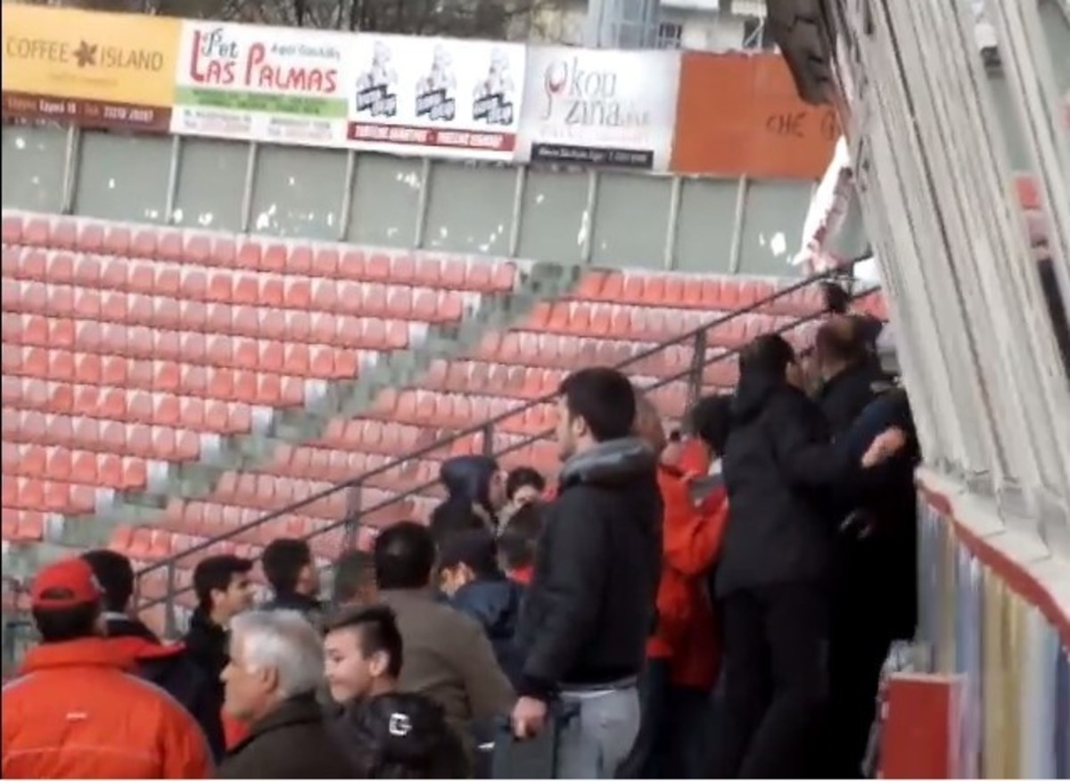 Οπαδός χτύπουσε με ομπρέλα τα μπουθ! Τους εξόργισαν οι πανηγυρισμοί (VIDEO)