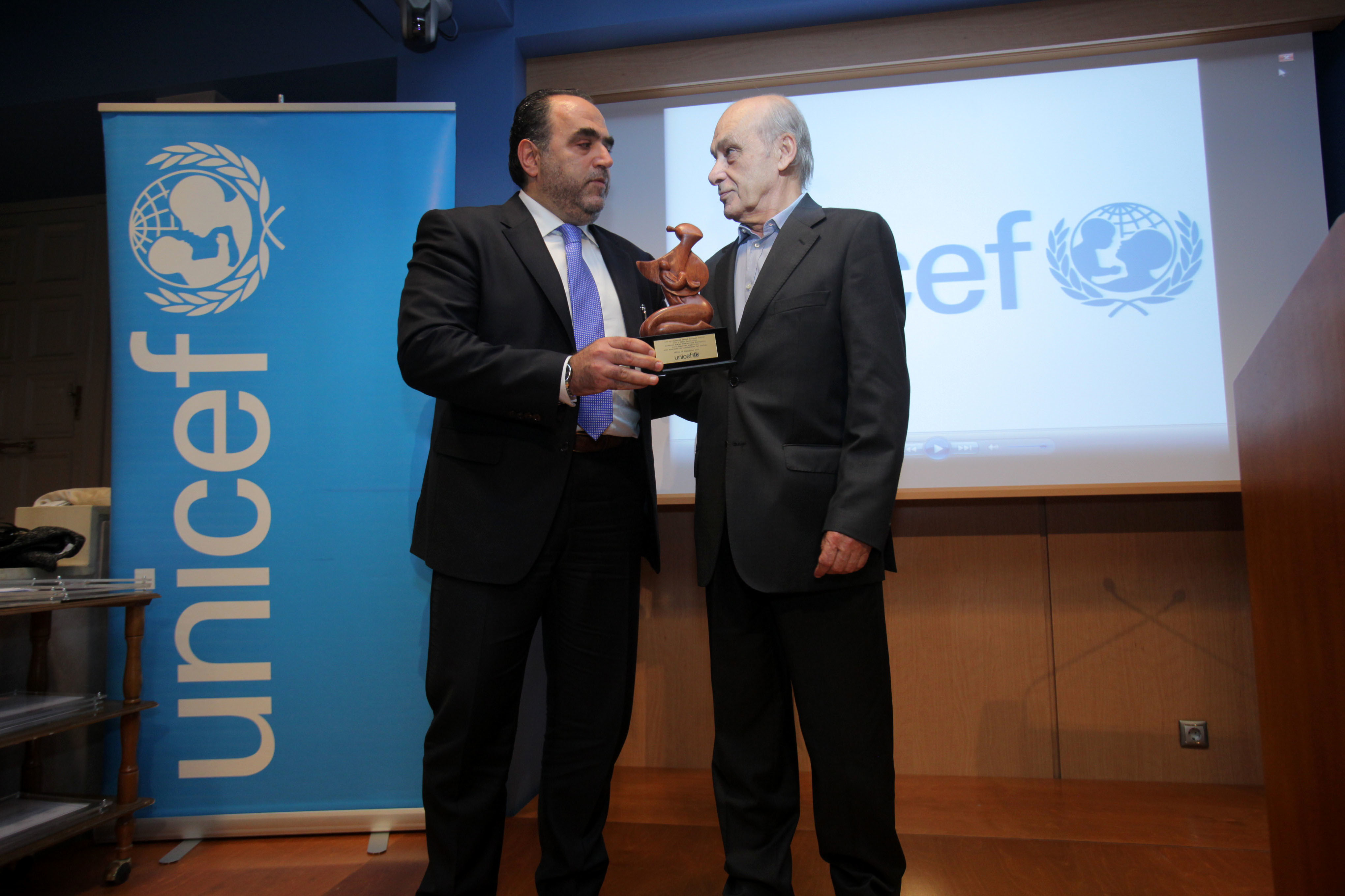 Η UNICEF βράβευσε τον Μανώλη Σφακιανάκη της Δίωξης Ηλεκτρονικού Εγκλήματος