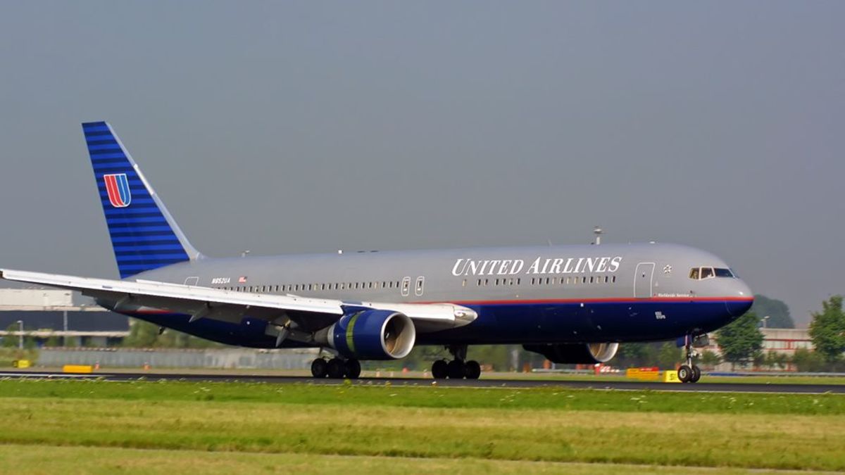 Καθηλώθηκε αεροπλανό γιατί “κάπνιζαν” τα…παπούτσια του;