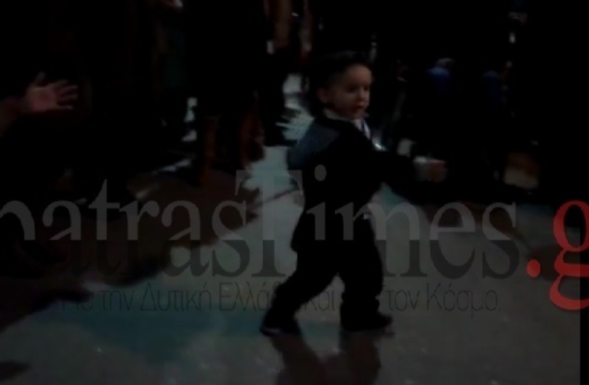 Ξέφρενος χορός μικρού παιδιού