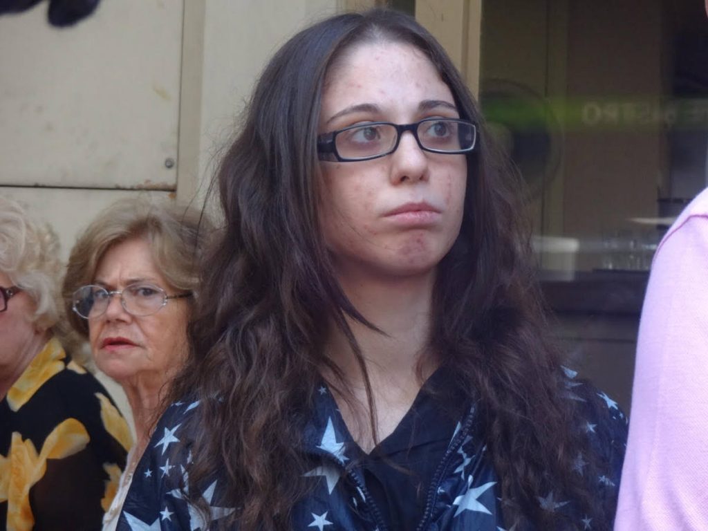 Αναβολή στη δίκη της 22χρονης Μαρίας – Μιλάει στο Newsit 2 μήνες μετά την επίθεση με μαχαίρι σε συμφοιτήτριές της