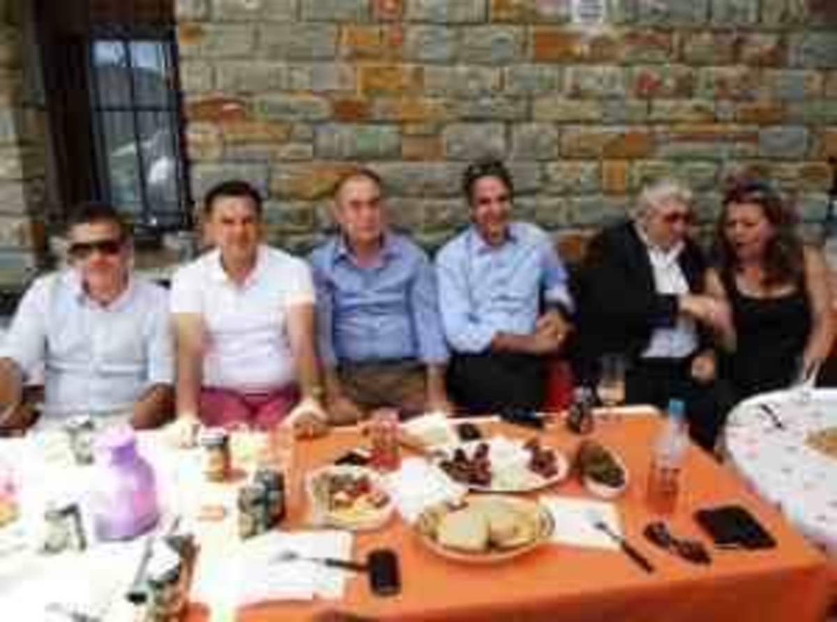 Ο Κυριάκος και το …γεύμα με προέδρους ΝΟΔΕ