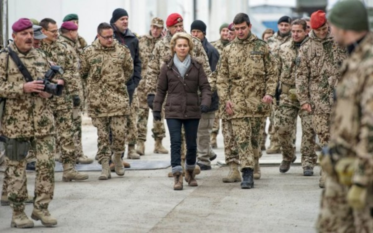Γιατί η Ευρώπη επιλέγει ηγέτες γένους θηλυκού σε κορυφαίες θέσεις Άμυνας