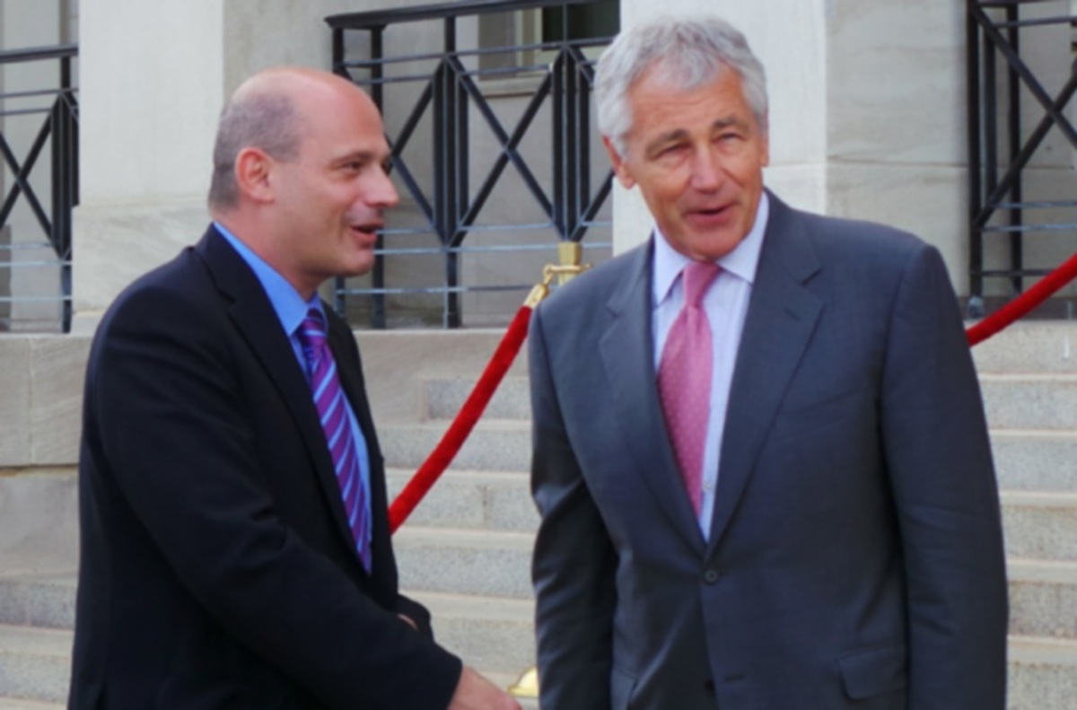 Ο έλληνας δημοσιογράφος Πάρις Καρβουνόπουλος με τον αμερικανό υπουργό Άμυνας