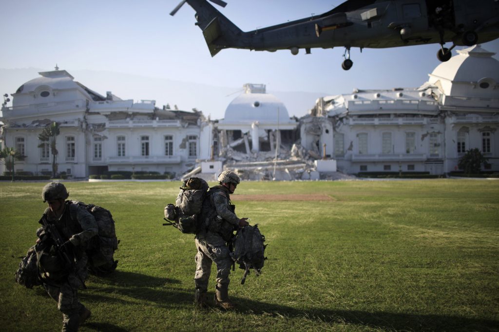 Αμερικανοί στρατιώτες αποβιβάζονται στα ερείπια του προεδρικού μεγάρου του Πορτ-ο-Πρενς  ΦΩΤΟ REUTERS