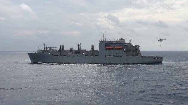 Το αεροπλανοφόρο USS Carl Vinson που θέλει να βυθίσει ο Κιμ Γιονγκ Ουν λαμβάνει πυρομαχικά εν πλω [vid]