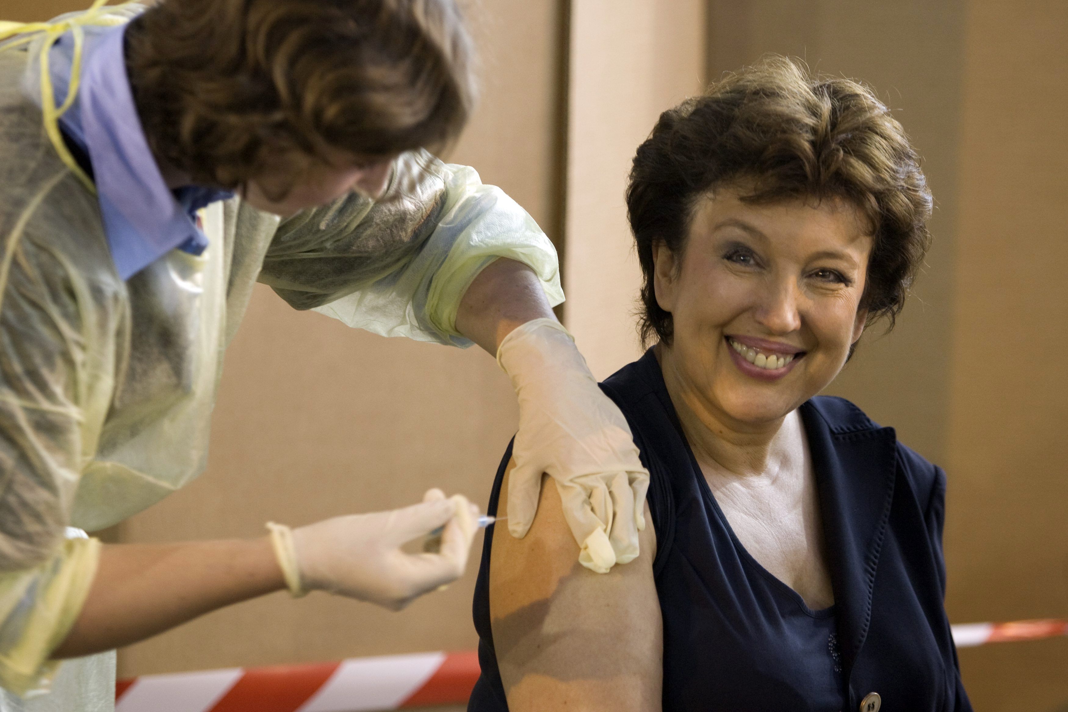 Η υπουργός Υγείας της Γαλλίας εμβολιάζεται ΦΩΤΟ REUTERS