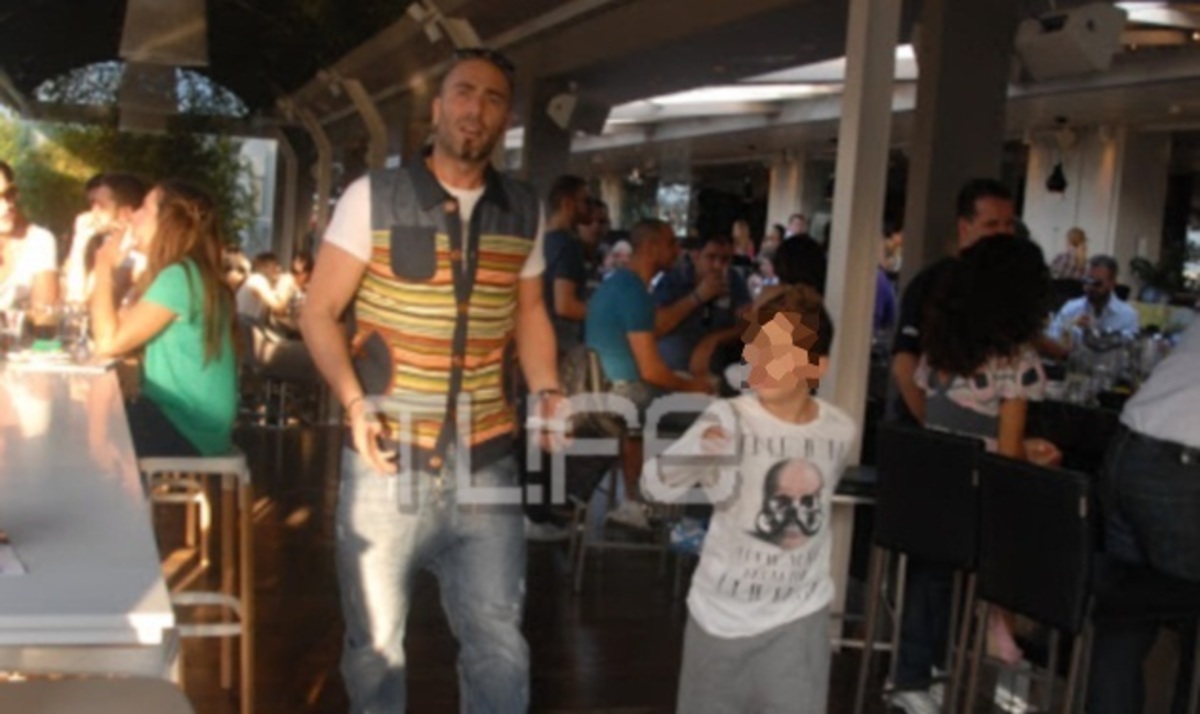 Βαλάντης: Βόλτα στη Γλυφάδα με τον 8χρονο γιο του! Δες φωτογραφίες
