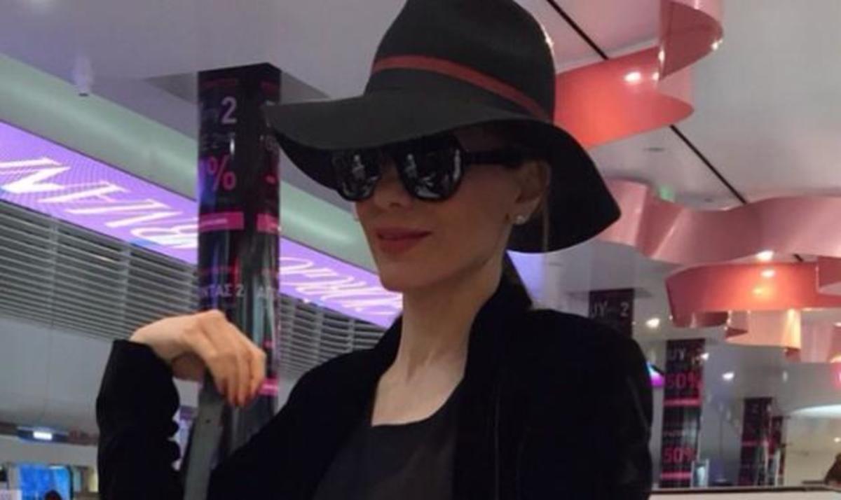 Με μεγάλο καπέλο και γυαλιά ηλίου στο αεροδρόμιο η Δέσποινα Βανδή!