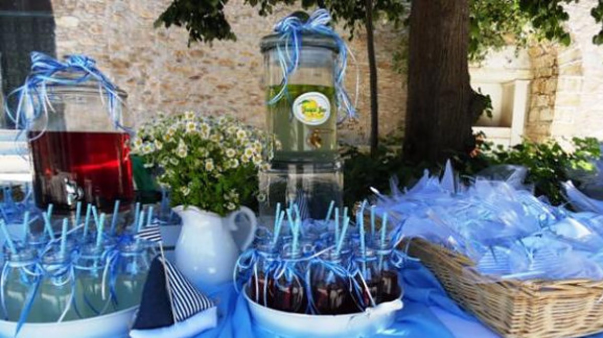 Πασίγνωστος Έλληνας τραγουδιστής βαπτίζει τον γιο παρουσιάστριας [pics]