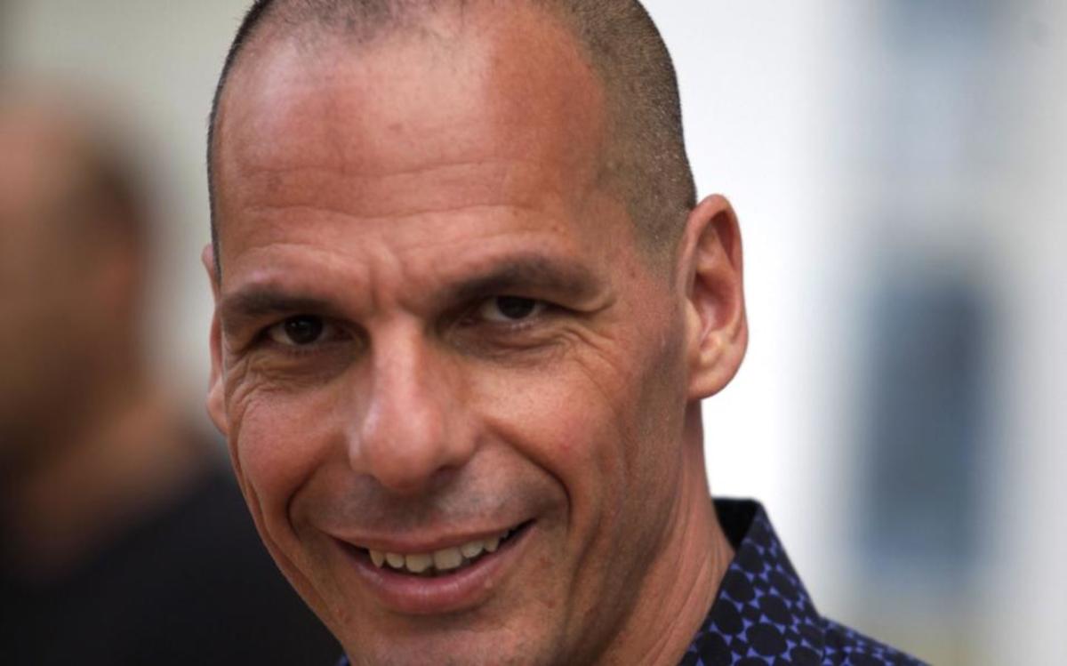 Ο Γιάνης Βαρουφάκης βγάζει selfie στη λίμνη Κόμο!