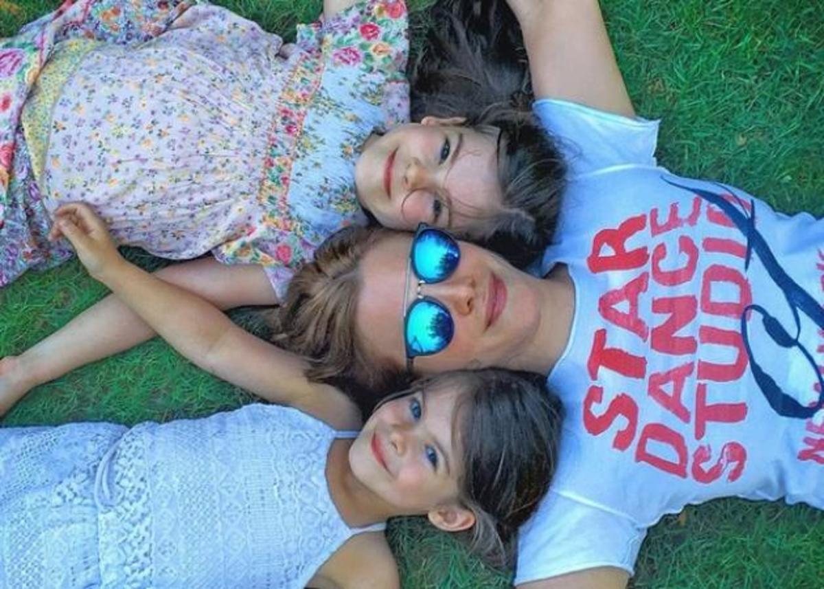 Είναι η σύζυγος και οι πεντάμορφες κόρες πασίγνωστου τραγουδιστή!