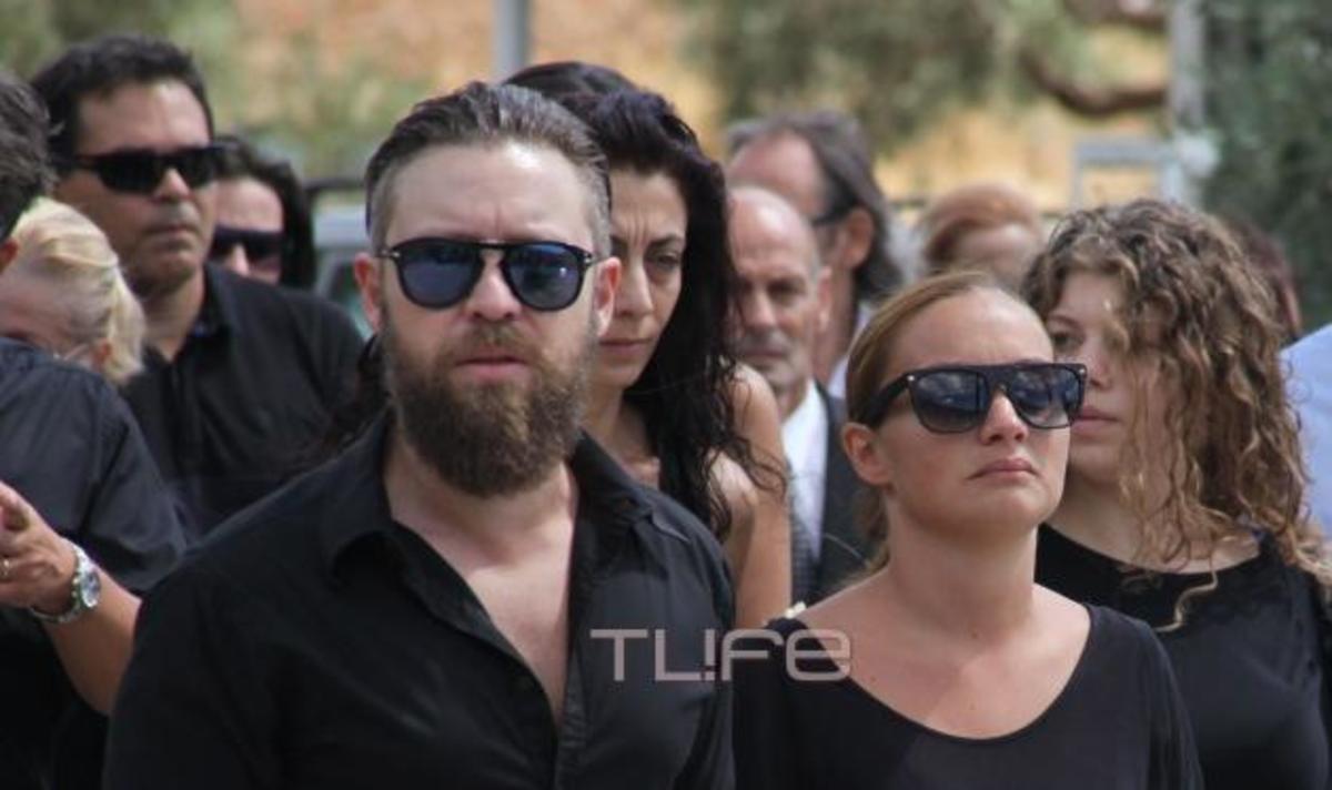 Συγκινούν τα μηνύματα του Γιάννη και της Καλλιστώς Βαρδή έξι μήνες μετά τον θάνατο του πατέρα τους