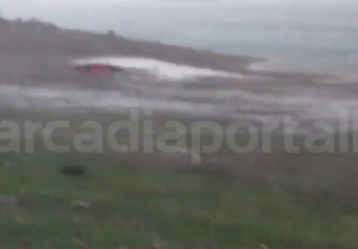 ”Ιπτάμενη” βάρκα σε λίμνη