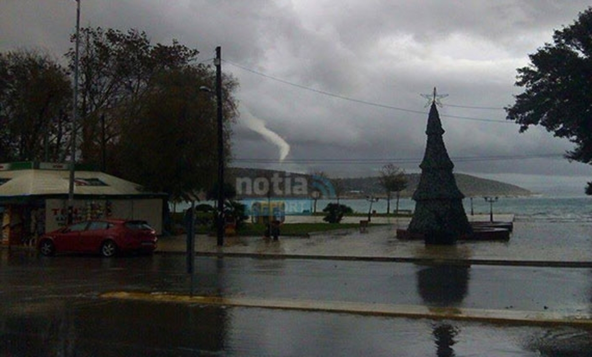 Ανεμοστρόβιλος στη Βάρκιζα! Δείτε φωτογραφίες