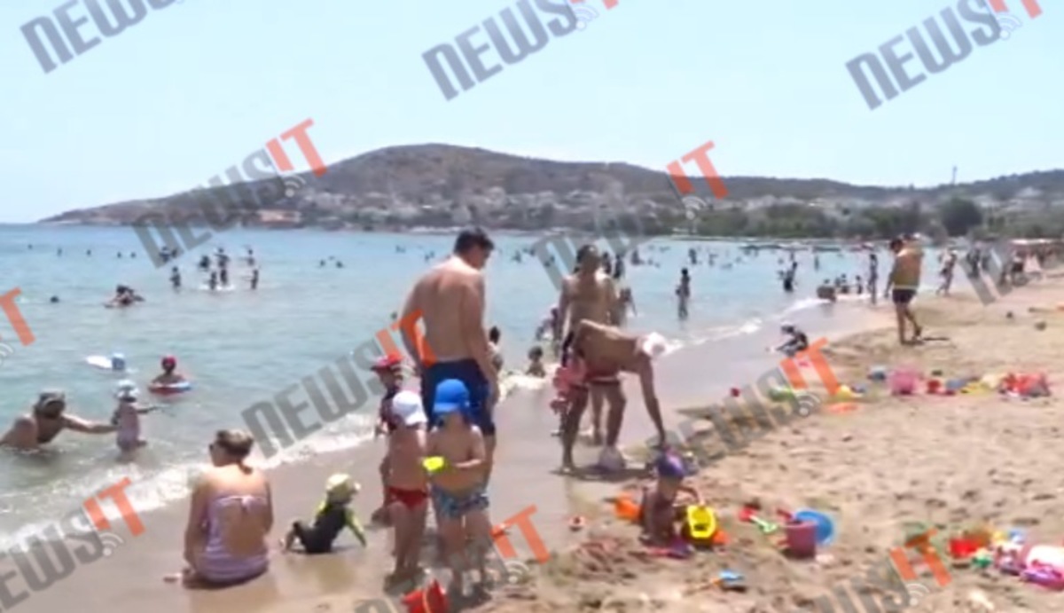 Λουόμενοι σε παραλία Βάρκιζας