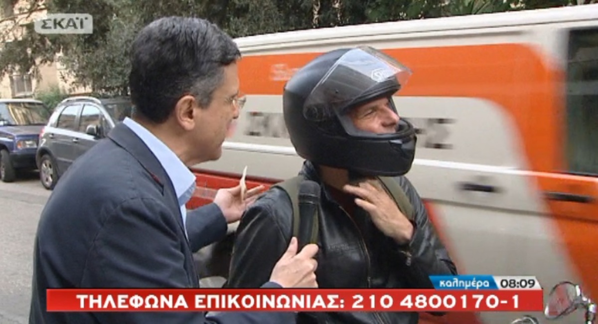 Ο Αυτιάς βγήκε στο δρόμο και “τσάκωσε” τον Βαρουφάκη με την μηχανή!