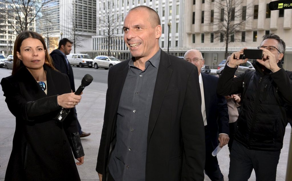 Χαμογελαστός μπήκε, σκυθρωπός βγήκε από το ΔΝΤ ο Βαρουφάκης