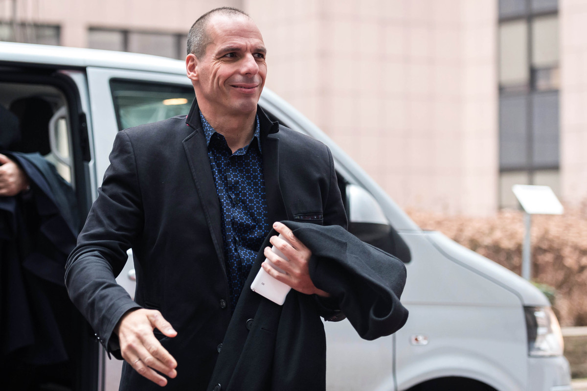 Χωρίς… κασκόλ στο Eurogroup ο Βαρουφάκης (VIDEO)