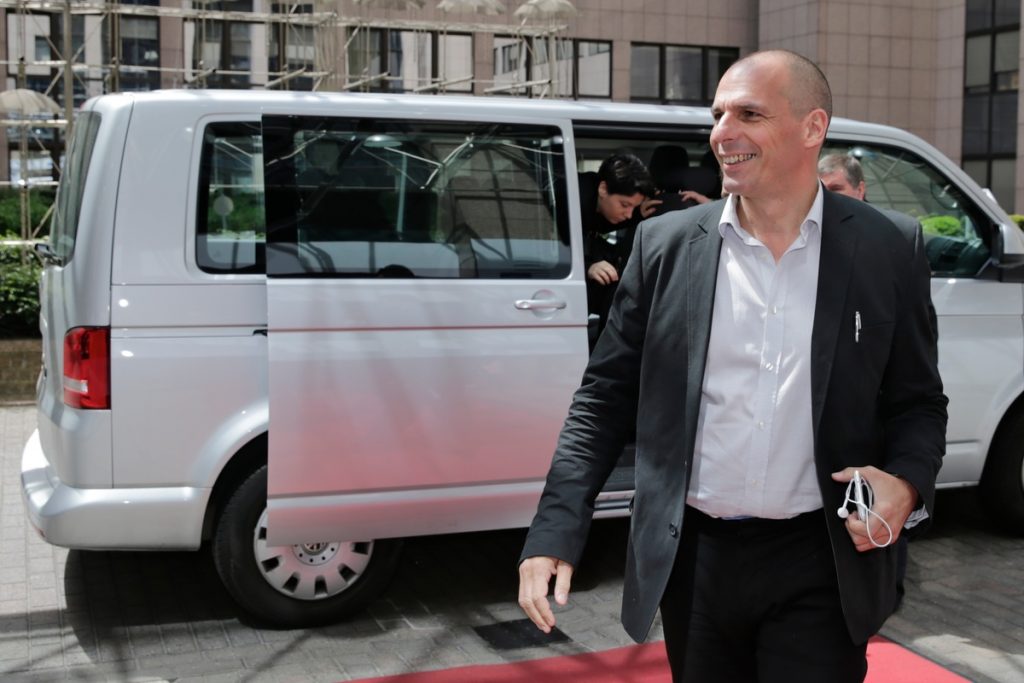 Eurogroup: Το κοστούμι Βαρουφάκη, το “μαρκάρισμα” Σόιμπλε και οι γκριμάτσες του Ισπανού (ΦΩΤΟ)