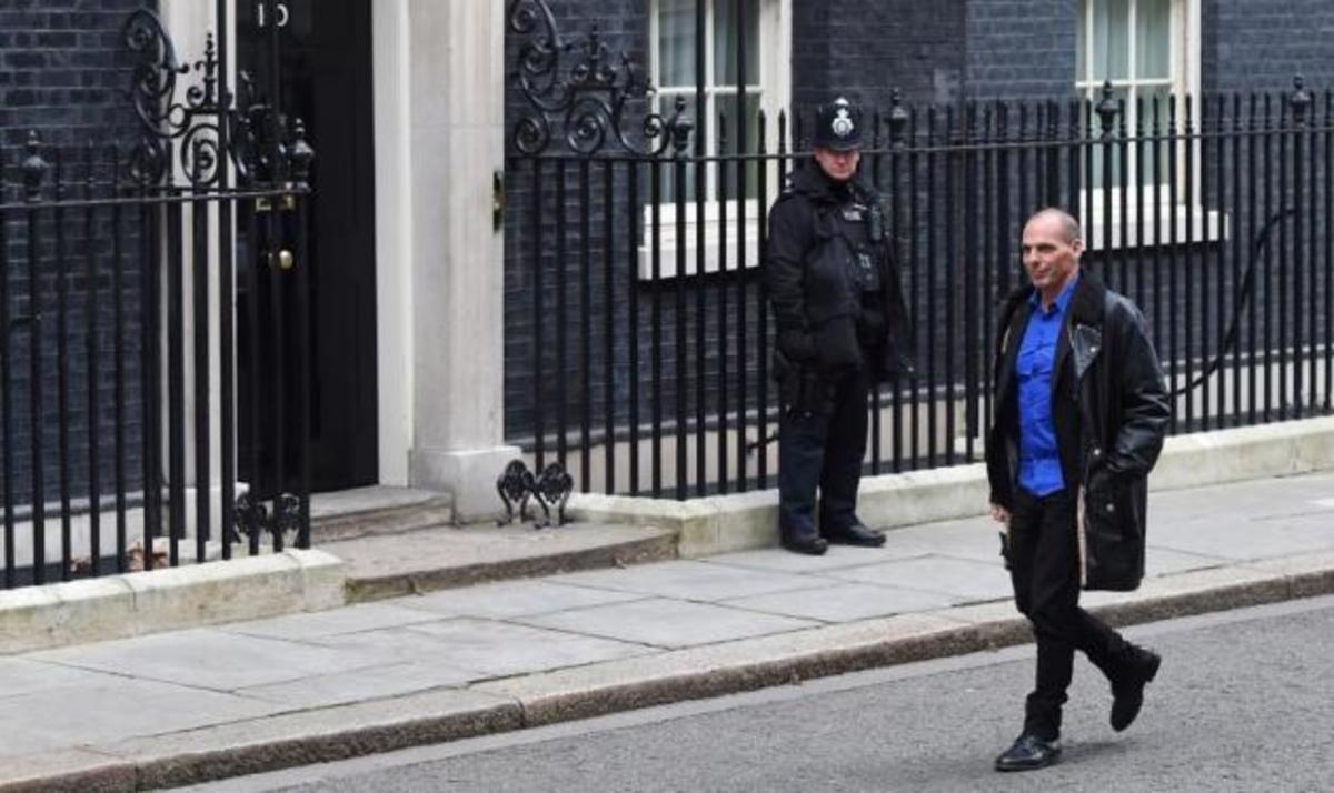 Το κράξιμο γνωστού σχεδιαστή στους Άγγλους, για τον σχολιασμό των ρούχων του Γιάνη Βαρουφάκη!