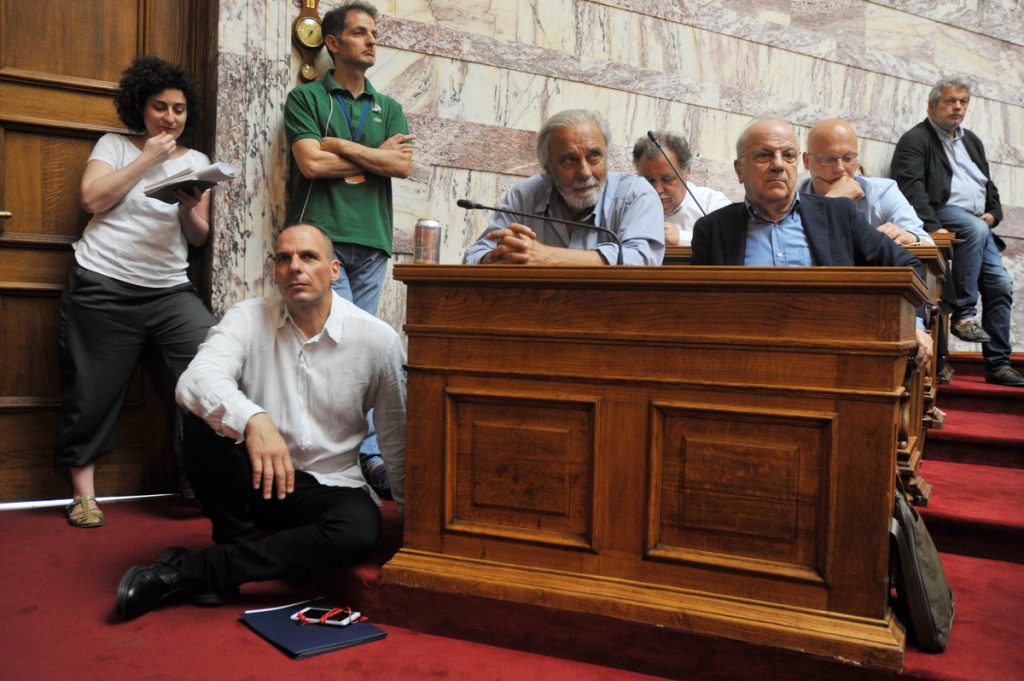 Ο Τσίπρας έριξε τον Βαρουφάκη στα πατώματα… οκλαδόν!
