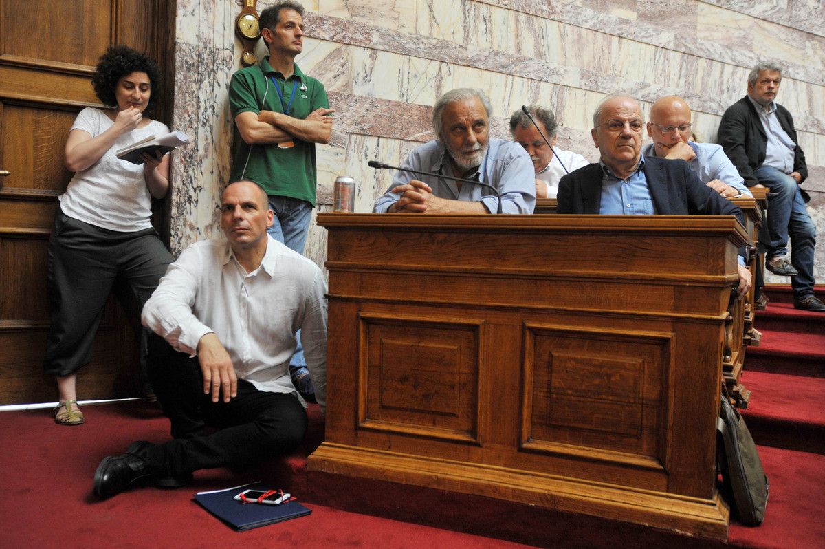 Ο Τσίπρας έριξε τον Βαρουφάκη στα πατώματα… οκλαδόν!