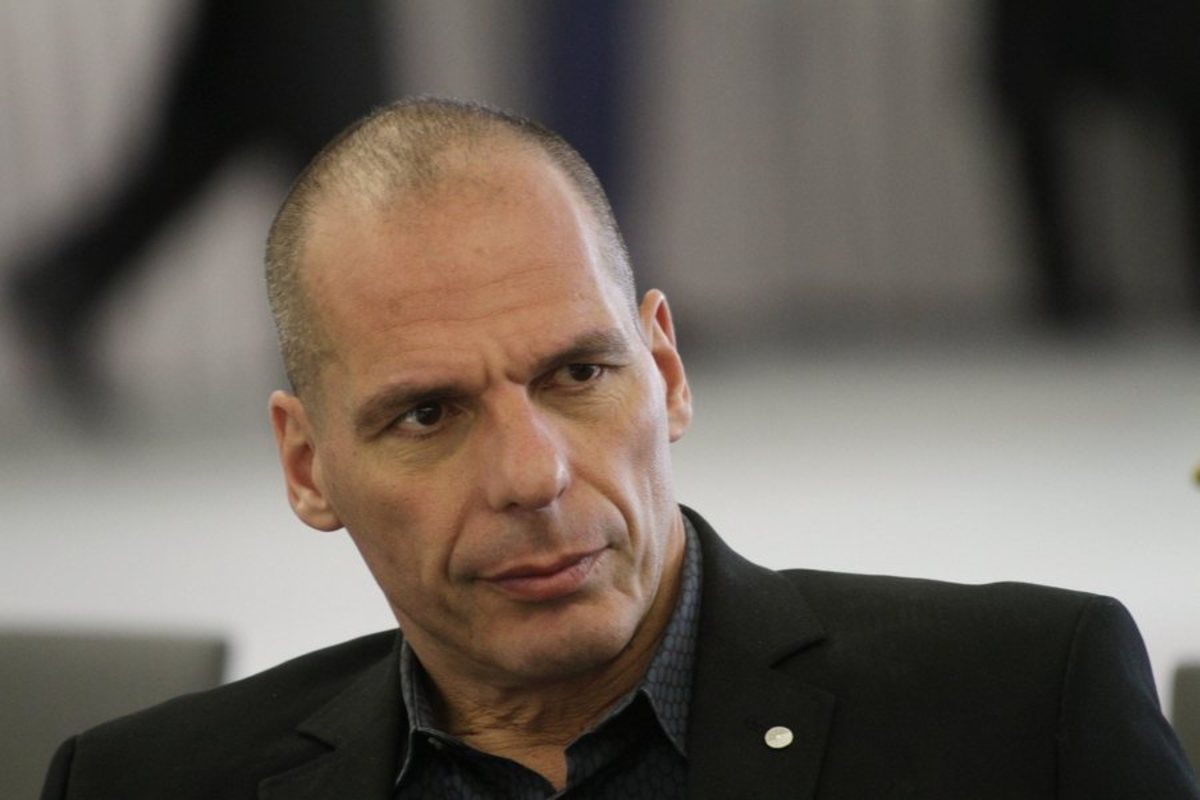 Tweet Βαρουφάκη: Παρά τους ευσεβείς πόθους, παραμένω υπουργός και διαπραγματευτής