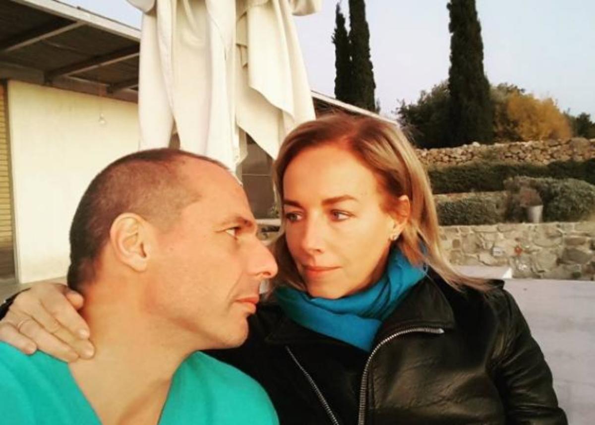 Γιάννης Βαρουφάκης – Δανάη Στράτου: Βγάζουν φωτογραφίες από τις διακοπές στην Αίγινα