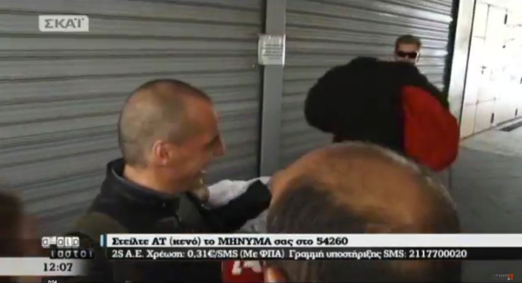 Στενό μαρκάρισμα στον Βαρουφάκη: Μη σπρώχνετε, δεν είναι σωστό! (VIDEO)