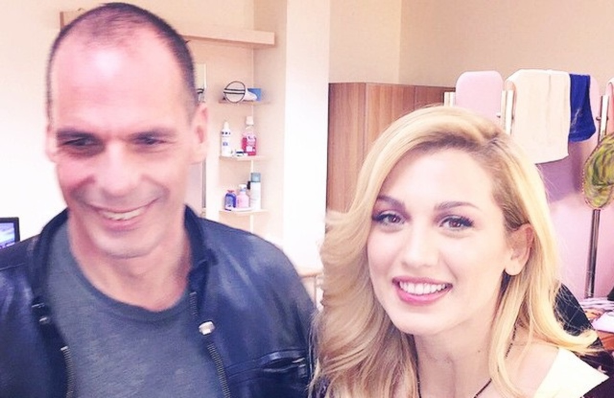 Ο Βαρουφάκης έβγαλε selfie με τη Σπυροπούλου που φορούσε πυτζάμες! ΒΙΝΤΕΟ