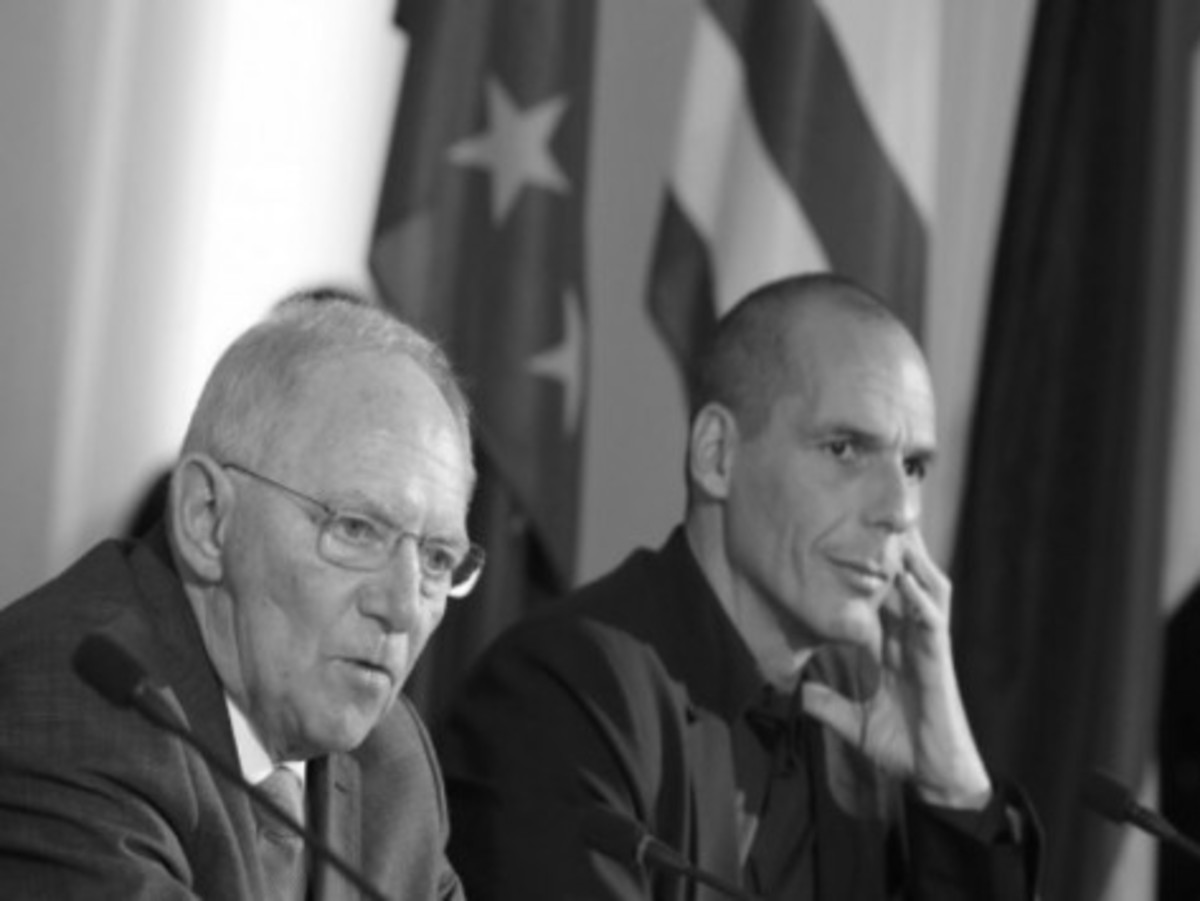 Η φουστανέλα και το χορευτικό Βαρουφάκη μπροστά στο Σόιμπλε