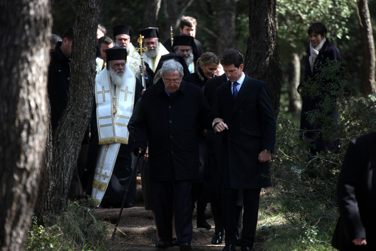 Υποβασταζόμενος στο μνημόσυνο των γονιών του ο τέως Βασιλιάς Κωνσταντίνος – ΦΩΤΟ