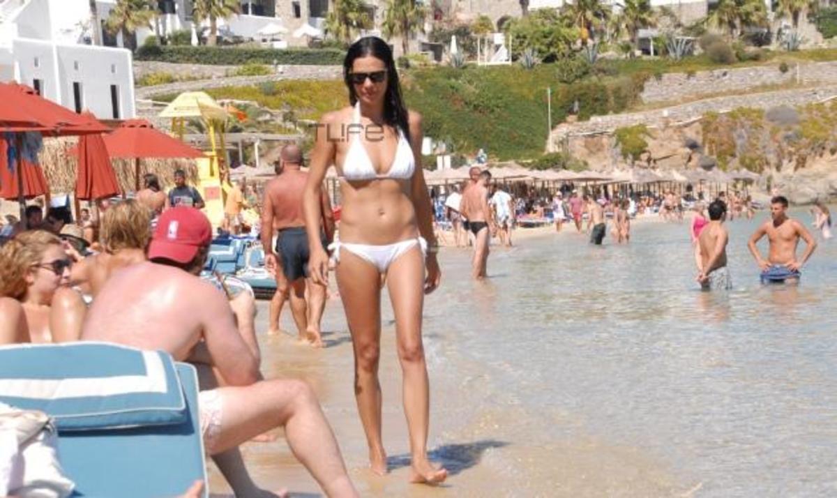 Ε. Βατίδου: Σέξυ εμφάνιση με μαγιό στην παραλία! Φωτογραφίες