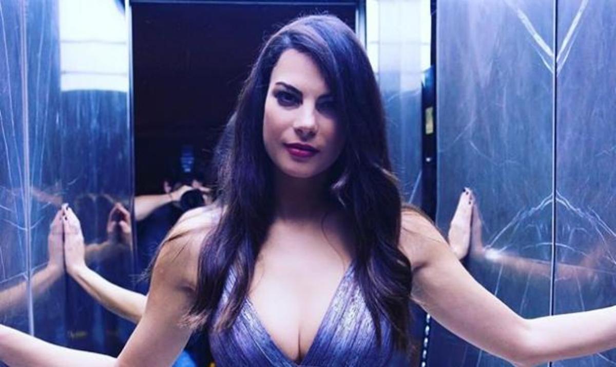 Η Βατίδου αντιγράφει την Bellucci! Σέξι εμφάνιση σε πάρτι για τον James Bond