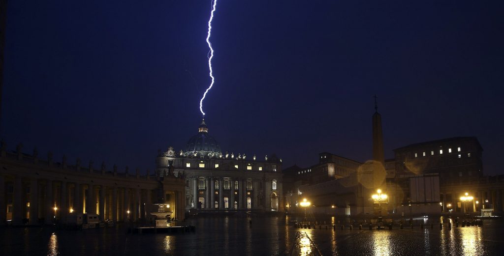 Κεραυνοί και αστραπές στο Βατικανό! Σημάδι απ’ τον Θεό για την παραίτηση του Πάπα; (ΦΩΤΟ)