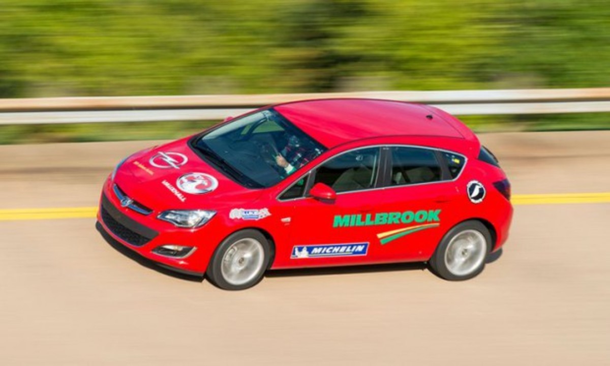 Δυο Opel Astra πήγαιναν με 200 km/h για 24 ώρες και έκαναν ρεκόρ (VIDEO)