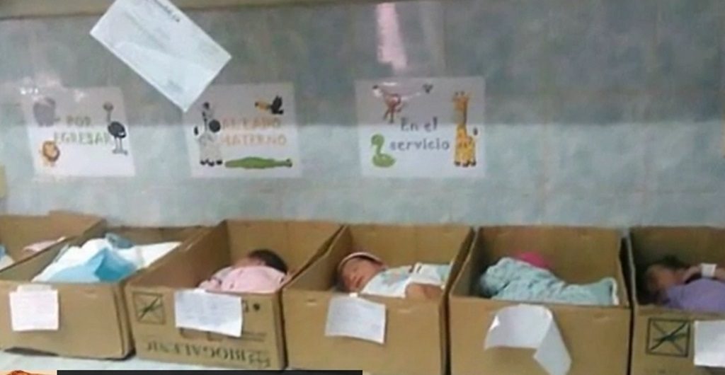 Σπαράζουν καρδιές! Νεογνά στη Βενεζουέλα μέσα σε χαρτόκουτα [vid]