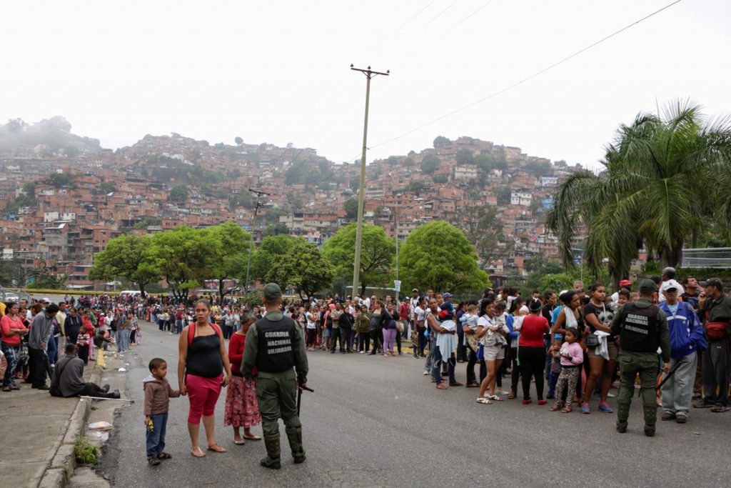 Βενεζουέλα: Ο στρατός πρέπει να διαλέξει ανάμεσα στο Σύνταγμα και στον Μαδούρο