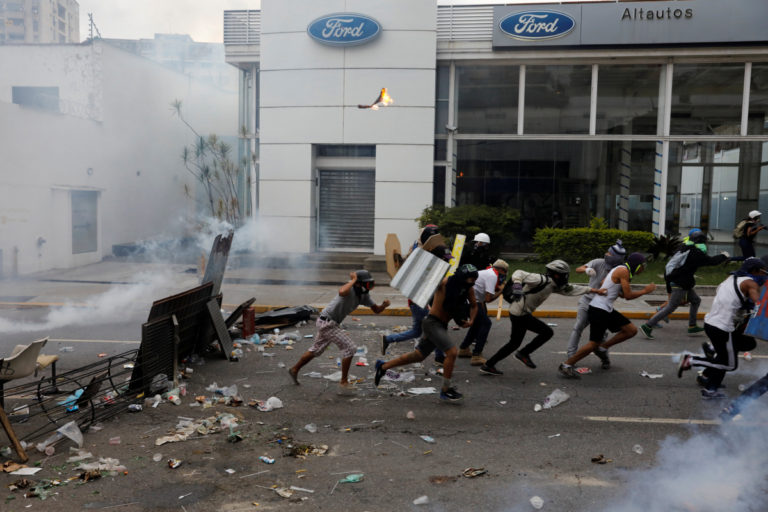 Βενεζουέλα: Δακρυγόνα, συγκρούσεις, κάλεσμα σε επανάσταση και… αλλαγή Συντάγματος! [pics, vids]