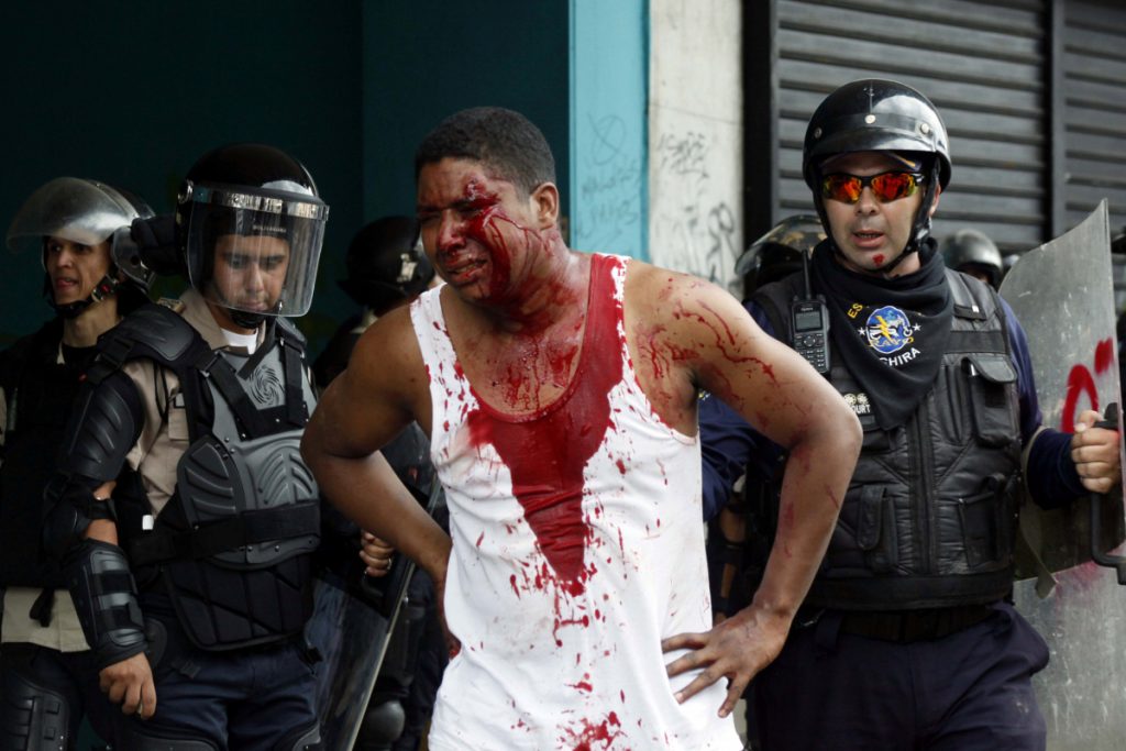 Χάος και θάνατος στη Βενεζουέλα – Βάφτηκε με αίμα η “μητέρα των διαδηλώσεων” [pics, vids]