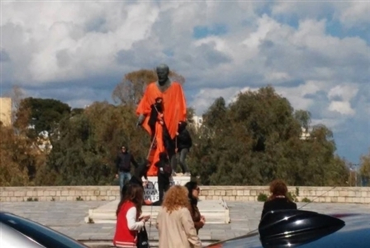ΦΩΤΟ: Κουκουλοφόροι “έντυσαν” με πορτοκαλί χιτώνα το άγαλμα του Βενιζέλου
