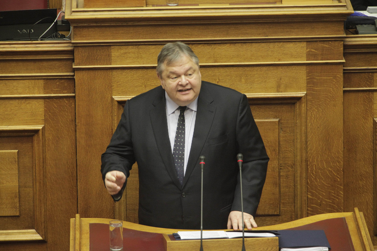 Βενιζέλος: Προκλητικό και ανιστόρητο το κείμενο της πρότασης