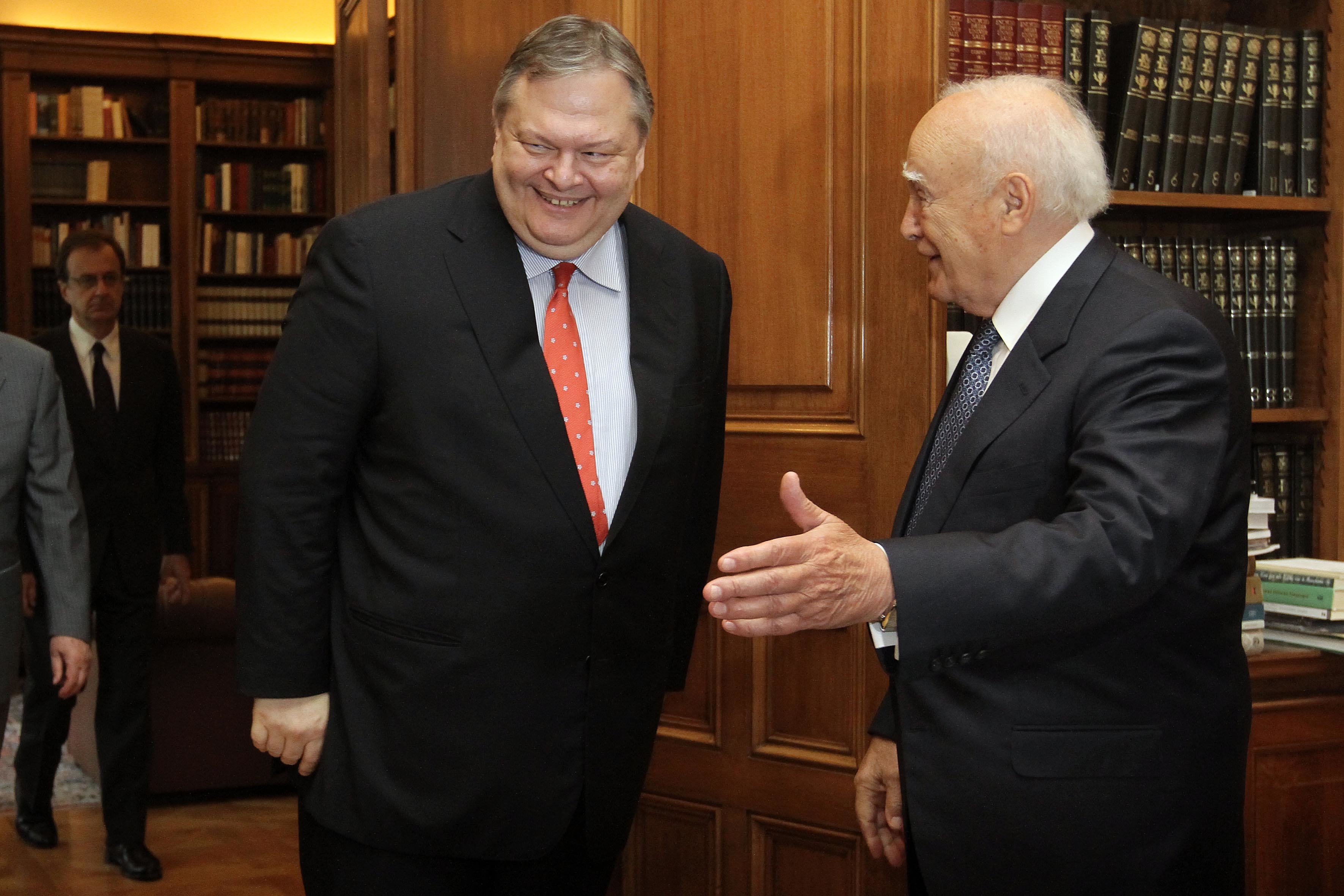 Προς σύσκεψη πολιτικών αρχηγών για τη Χρυσή Αυγή – Τηλεφώνημα Βενιζέλου σε Παπούλια