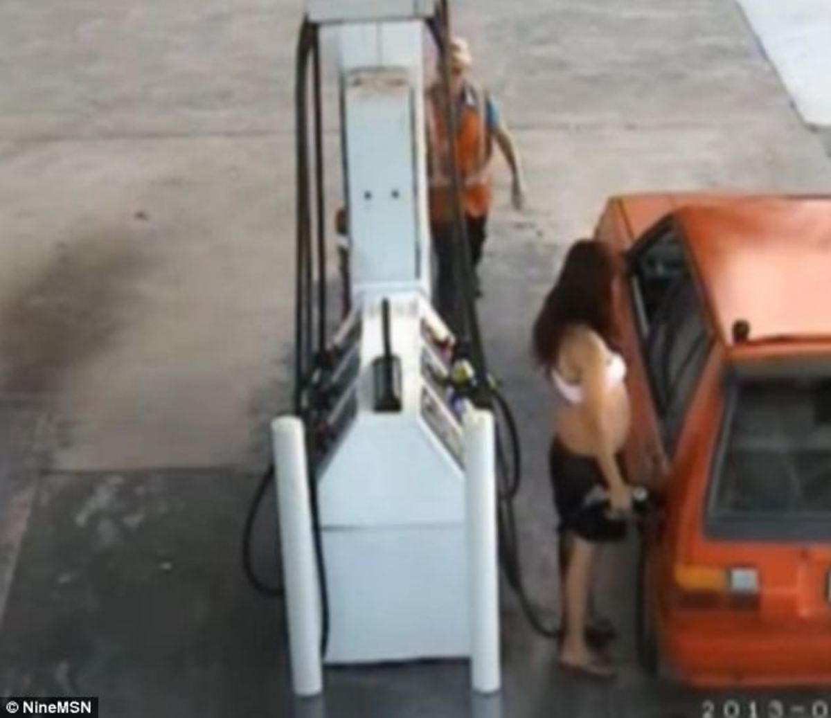 Ήθελαν να κλέψουν βενζίνη κι «έφαγαν» τα μούτρα τους (κυριολεκτικά) – VIDEO