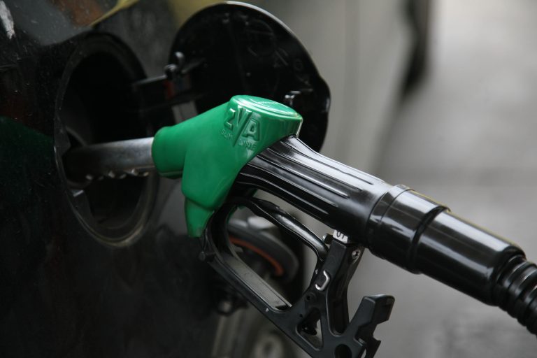 Αμόλυβδη βενζίνη: Ξεφεύγουν ακόμα περισσότερο οι τιμές – Πόσο και πού πωλείται η πιο ακριβή στη χώρα